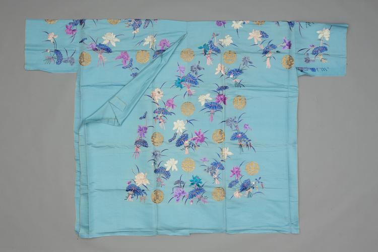 湖色绸绣浅彩把莲金团寿字纹氅衣料