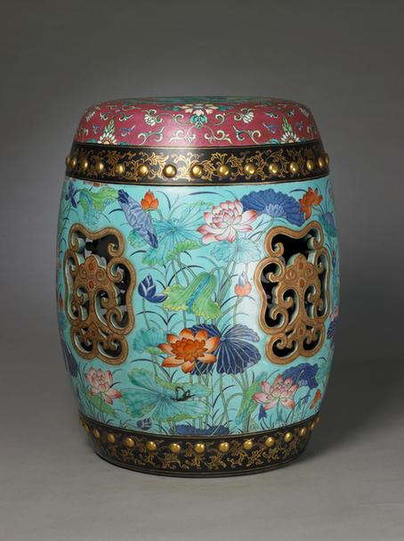 斗彩荷莲纹鼓钉绣墩