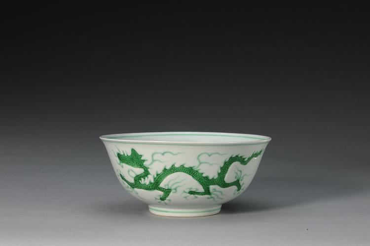 正德款暗划海水绿彩龙纹碗