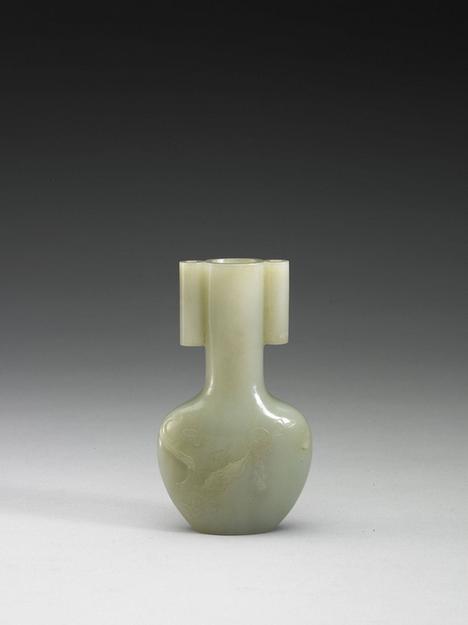 青玉雕梅花贯耳瓶