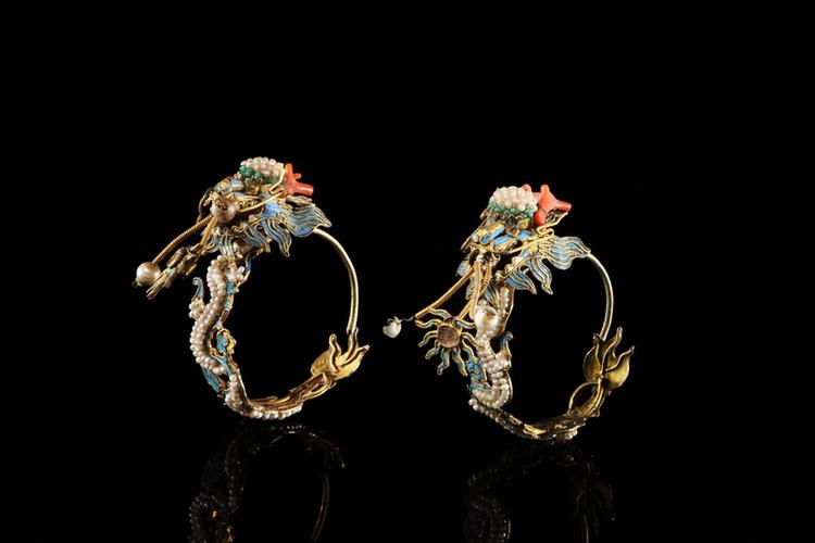 铜镀金串珠龙形耳环