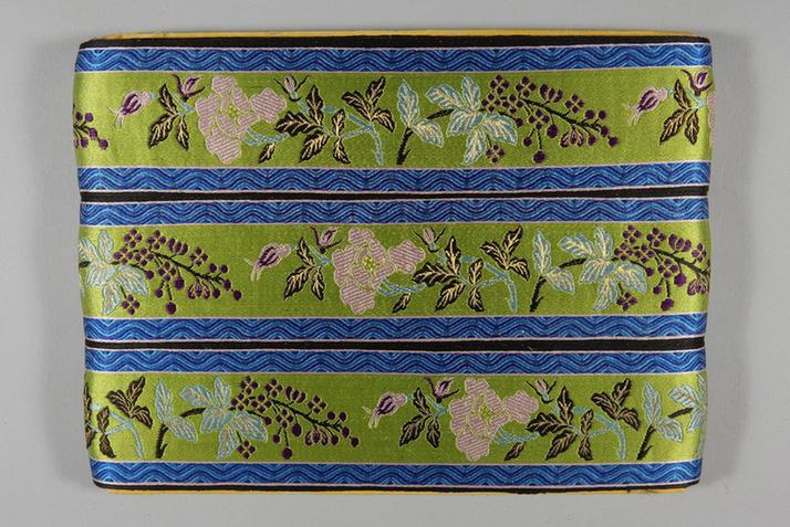 浅绿色缎地织金淡彩折枝时花纹绦