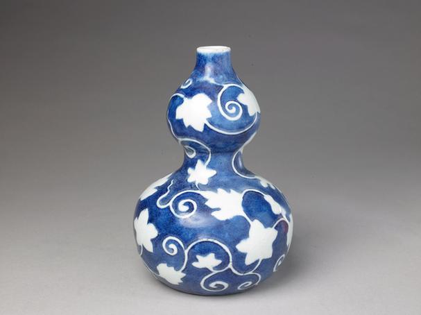 青花地拔白葫芦瓶