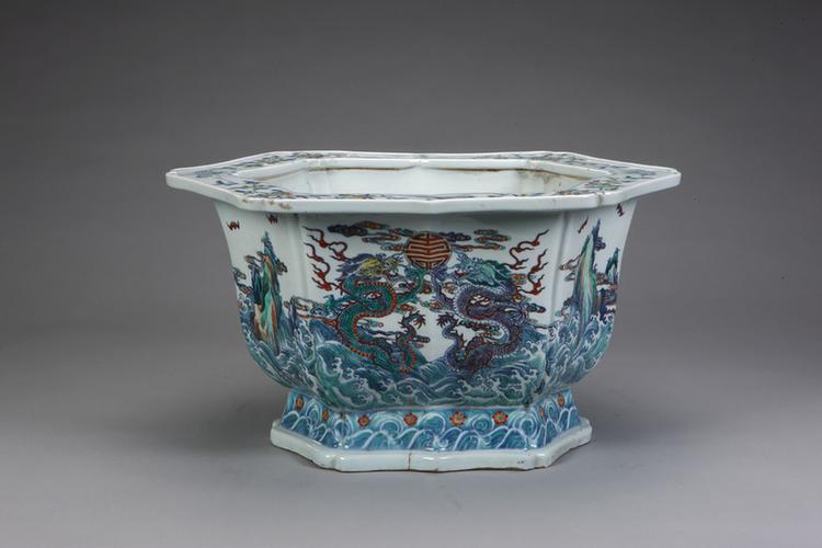 康熙款斗彩海水云龙纹菱花式花盆