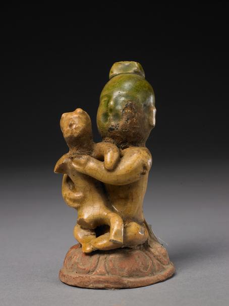 黄绿釉瓷抱子人坐像