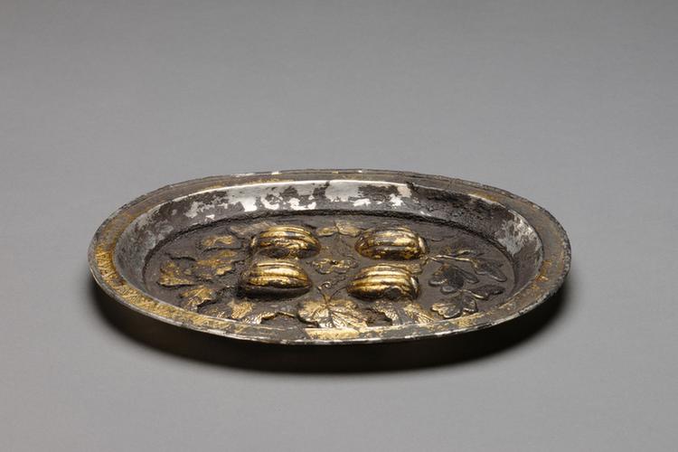 银鎏金锤碟瓜纹椭圆盘
