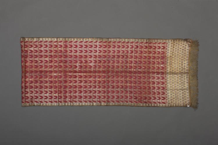 紫红色地菱角缠枝条纹回回锦