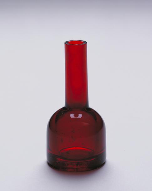 乾隆款红色玻璃直口长颈马蹄尊