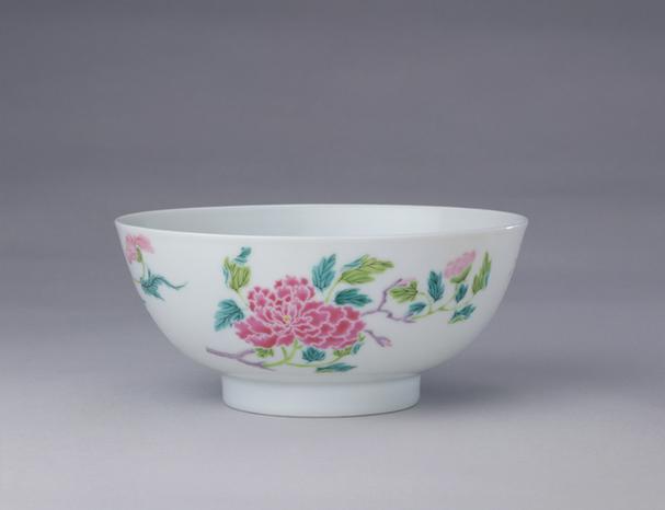 雍正款粉彩折枝花卉纹碗