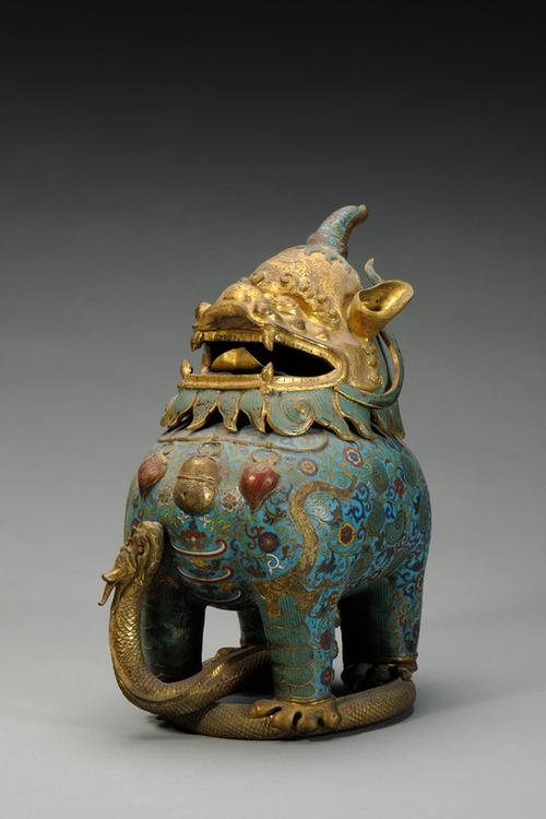 乾隆款掐丝珐琅花卉纹盘蛇甪端香熏