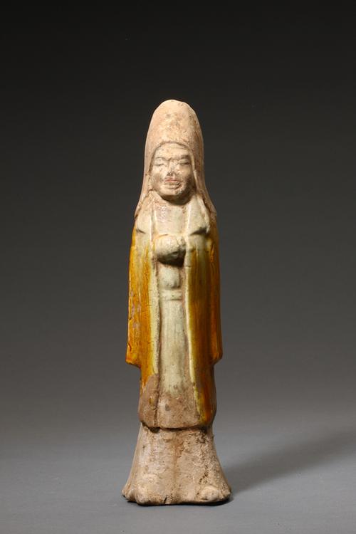 三彩披风衣拱手男立俑