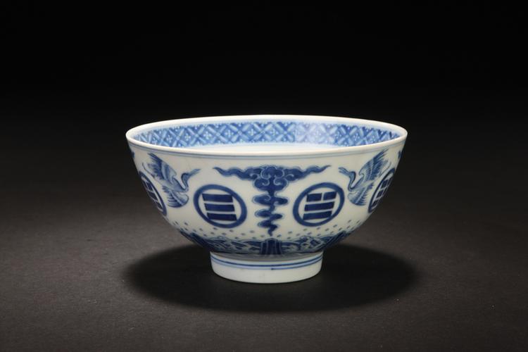 青花八卦云鹤图碗