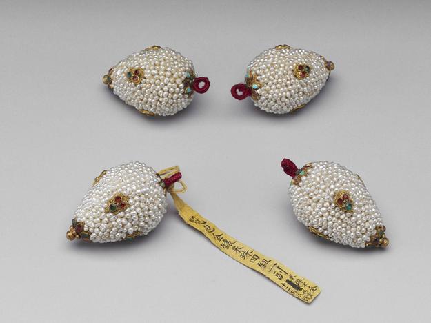 缉米珠嵌宝石锥式钮子