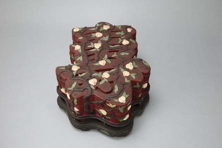 剔红锦纹嵌牙骨桃实纹寿字形盒