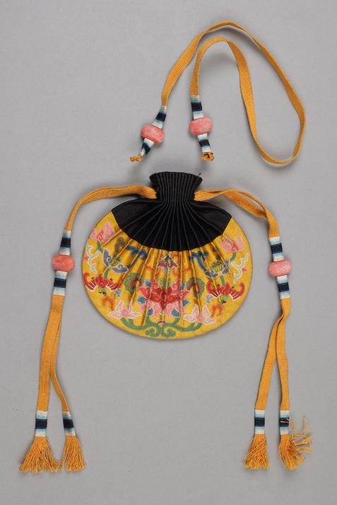 黄色缎锁绣勾莲福庆纹椭圆荷包