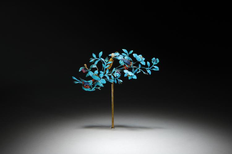 点翠杏林春燕纹头花