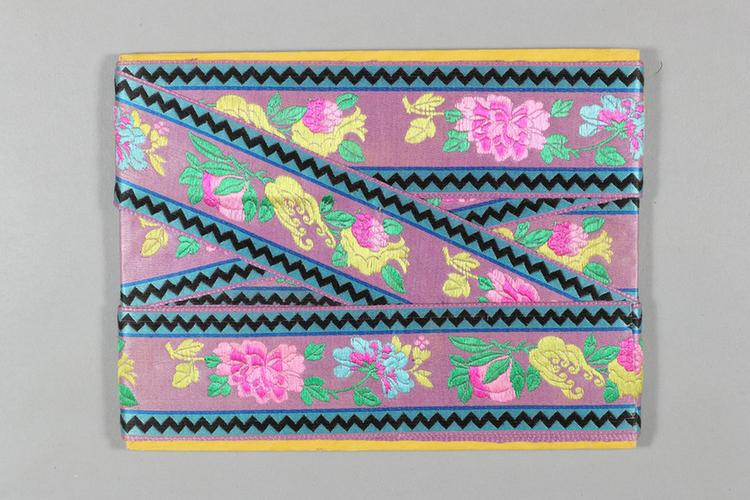 雪灰色缎地牡丹三多纹绦