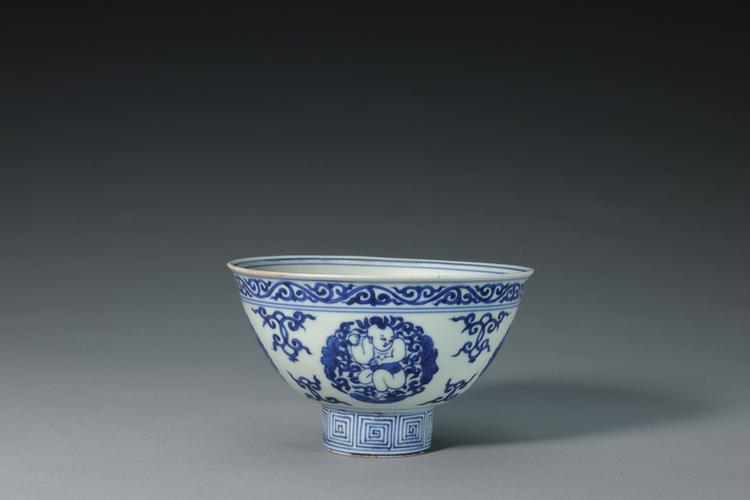 宣德款青花团花纹碗