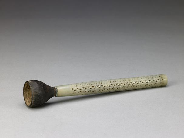 青玉透雕绣球花纹笔管