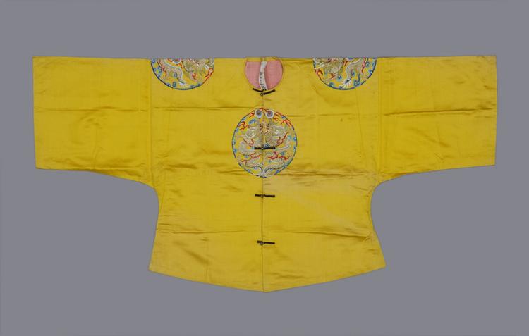 明黄色缎绣四团彩云金龙纹马褂