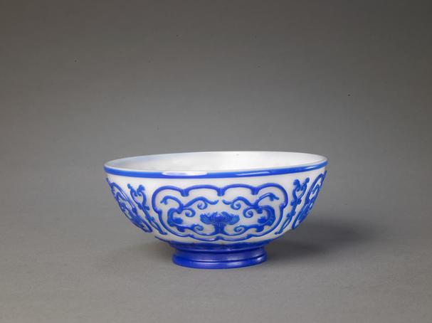 乾隆款白色地套蓝色玻璃开光花卉纹碗