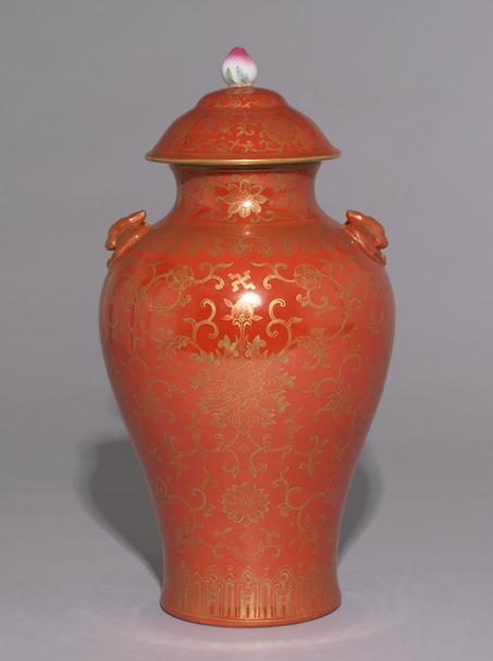慎德堂款朱红地描金缠枝莲纹蝠耳盖罐