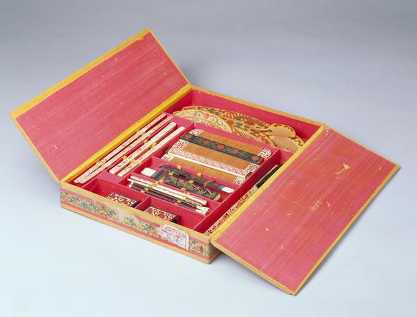 描金带彩黄杨木什锦梳具