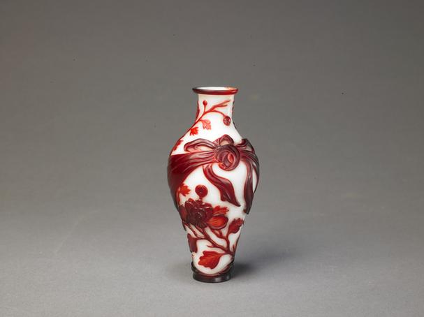 乾隆款白色地套红色玻璃袱系花卉纹橄榄式瓶