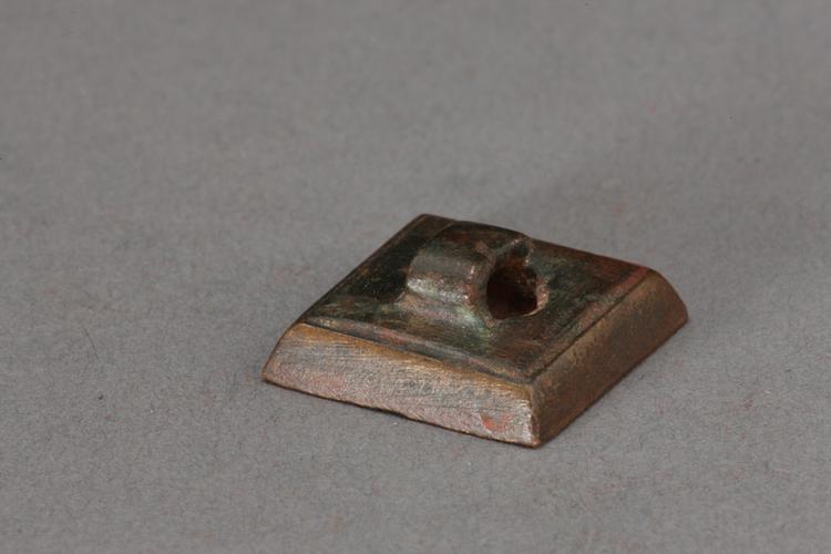 “日敬毋治”鼻钮铜印