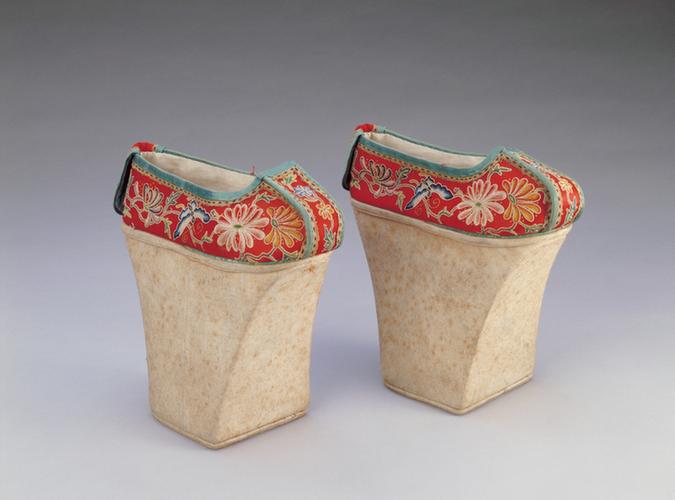 红色缎打籽绣菊蝶纹高底鞋