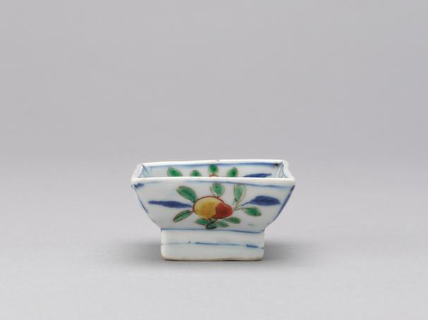 万历款五彩折枝花果纹长方碟