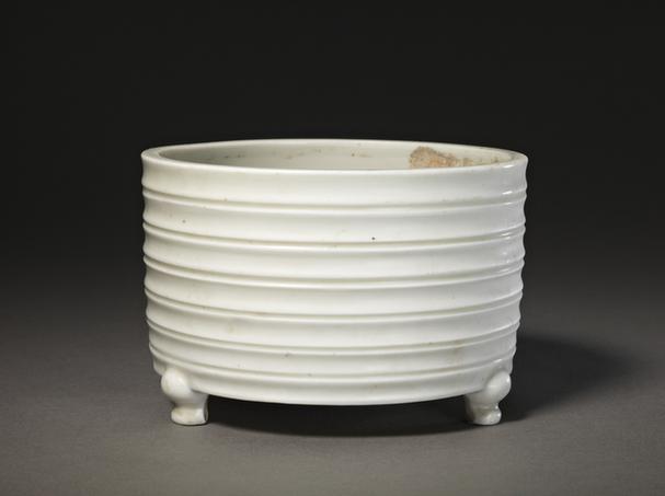 德化窑白釉凸弦纹三足炉