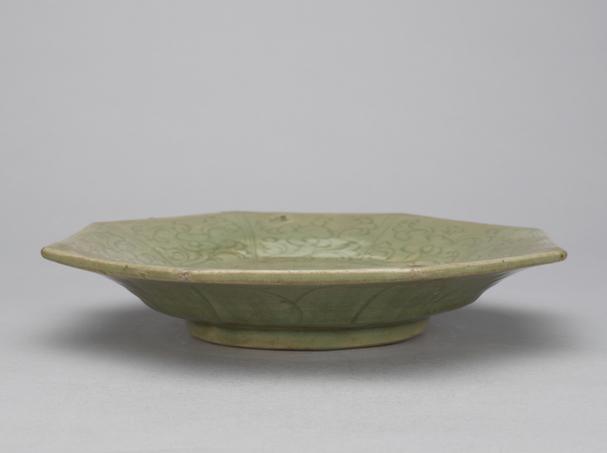 龙泉窑青釉刻花八方盘