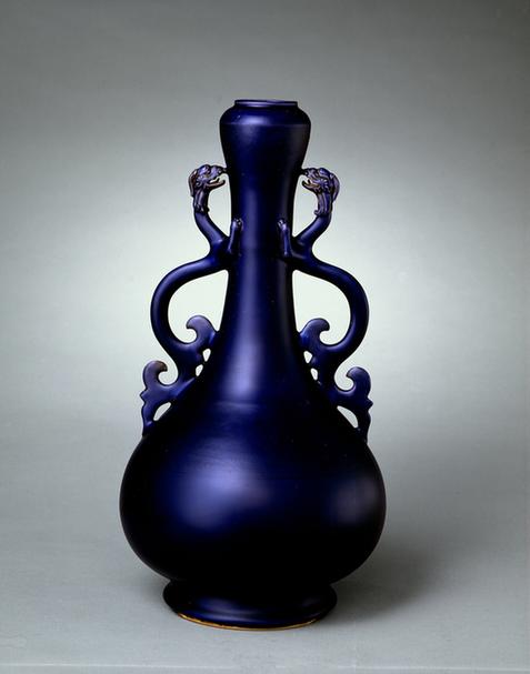 康熙款茄皮紫釉螭耳瓶