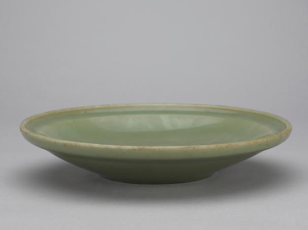 龙泉窑青釉折沿盘