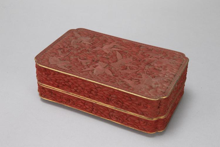 乾隆款剔红飞鱼纹长方委角盒