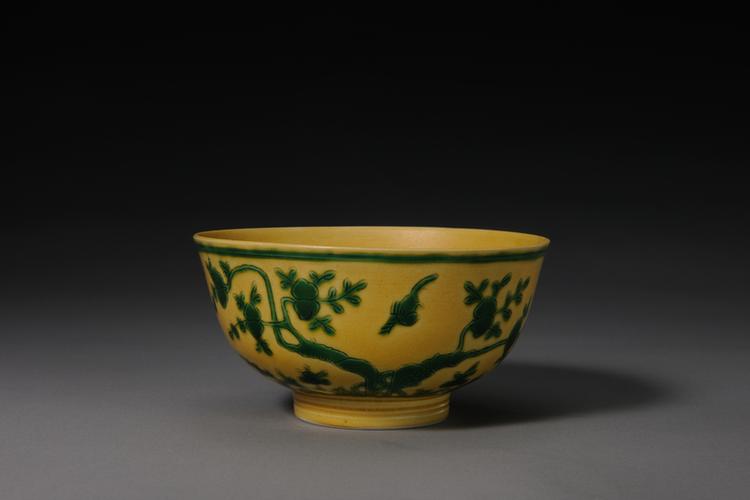 光绪款黄地绿彩花鸟纹碗