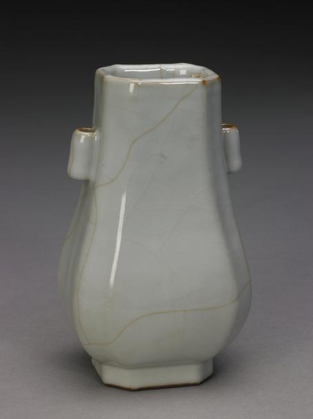 嘉庆款仿官釉贯耳扁方瓶