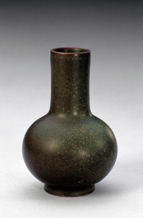 乾隆款茶叶末天球瓶