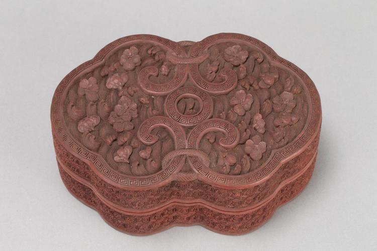 剔红落花流水纹如意式盒