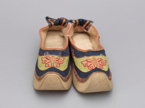 绿色缎盘绦蝴蝶纹皂鞋