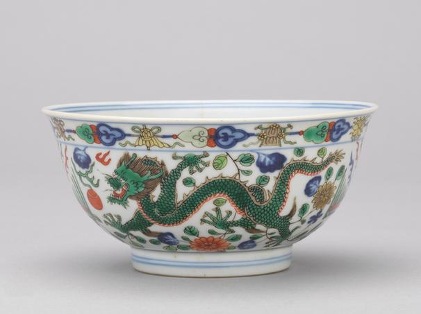 嘉庆款五彩龙凤戏珠纹碗