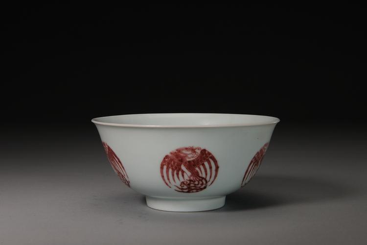 乾隆款釉里红团凤纹碗