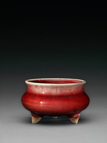 郎窑红釉三足炉