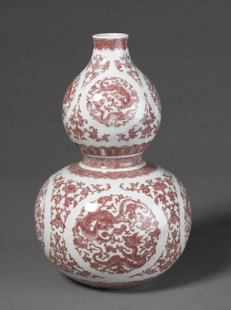 乾隆款釉里红团龙图葫芦瓶