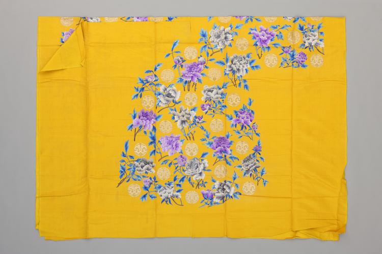 浅黄色绸绣牡丹金寿字纹袍料