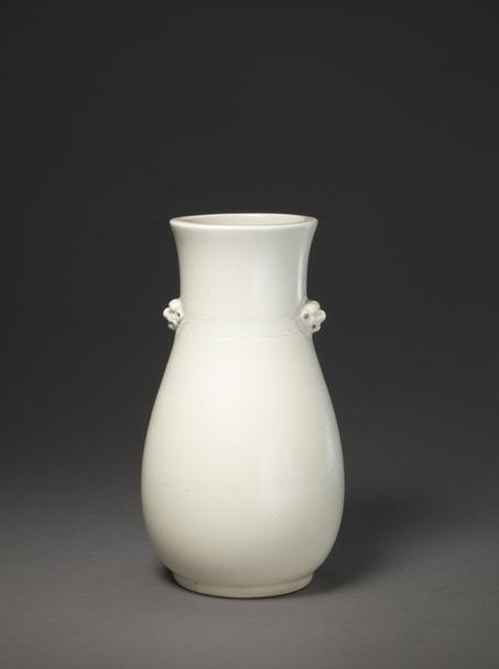 德化窑白釉狮耳瓶