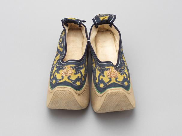 香色缎补蓝云缎缉米珠花卉纹皂鞋