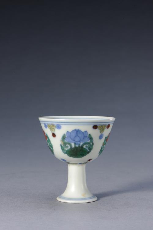 成化款斗彩团莲纹高足杯