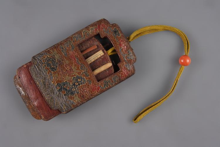 黄色皮彩画灵芝蝙蝠荷包式火燫